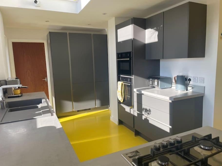 Stunning, Modern And Spacious House - Труро Екстериор снимка